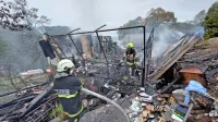 Ognjeni zublji, ki so v torek preskočili iz peči na drva, so hitro zajeli 
vso montažno stanovanjsko hišo v vasi Pečine.
