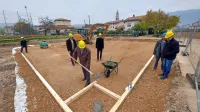 Ravnatelj Marijan Kogoj je, poleg župana Klemna Miklaviča (levo) 
in direktorja  upravne enote Andreja Markočiča (tretji z leve), včeraj 
končno lahko vrgel lopato cementa za temeljni kamen.