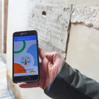 Zabavna igrica prek aplikacije  Lov na pravico se začne pri Levjih 
ustih pod volti Pretorske palače.  
