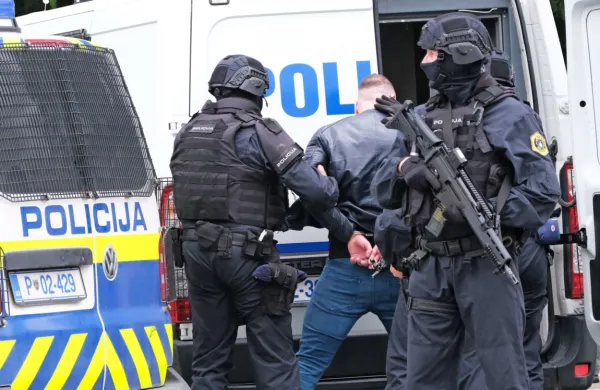 Maja so enega osumljenca do zob oboroženi policisti prijeli pri 
maketi na robu Bevkovega trga ...