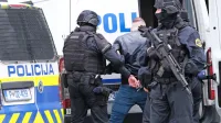 Maja so enega osumljenca do zob oboroženi policisti prijeli pri 
maketi na robu Bevkovega trga ...