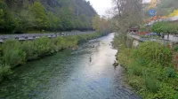 Idrijca že 500 let neovirano plavi strupeno živo srebro v Sočo in naprej v Tržaški zaliv. Kljub zapori rudnika pred skoraj pol stoletja ga letno v zaliv še vedno naplavi 150 ton.