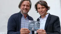  Vodja APZ UP Ambrož Čopi (levo) ter aranžer in umetniški vodja 
projekta Marijan Dovič z zgoščenko Ta cítira  