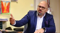 Dr. Aleš Kuhar: “Ljudje ne razumemo, da je danes na polici širina 
ponudbe  večja kot kdajkoli, da pa to ne pomeni, da je vse na 
trgovski polici tudi enako dobro.”
