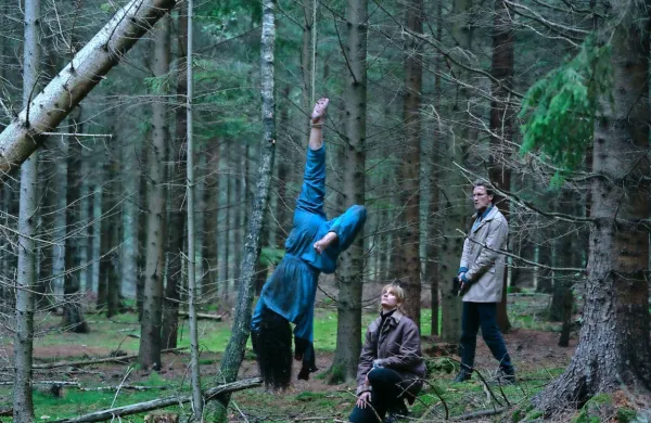 Naia Thulin (Danica Ćurčić) in Mark Hess (Mikkel Boe Følsgaard) v 
nadaljevanki Kostanjev mož raziskujeta zelo okrutne umore 
mater, a za razrešitev primera se bosta morala globoko zakopati v 
preteklost.