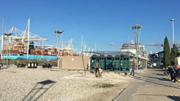 Živeti s kopališčem pod balkonom je čudovito, tudi če je to poleg 
pristanišča.