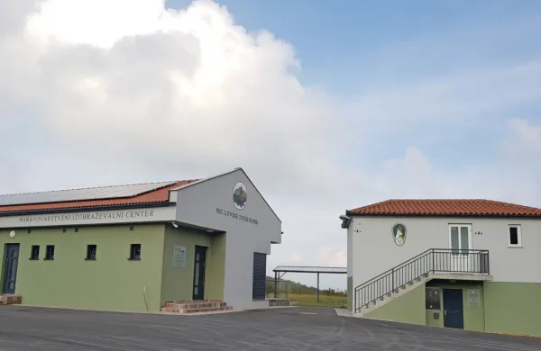 Prva faza izobraževalno naravovarstvenega centra Lovske zveze 
Koper je pod streho.