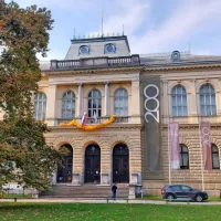  Narodni muzej je sosed Opere, Državnega zbora in Cankarjevega 
doma.  