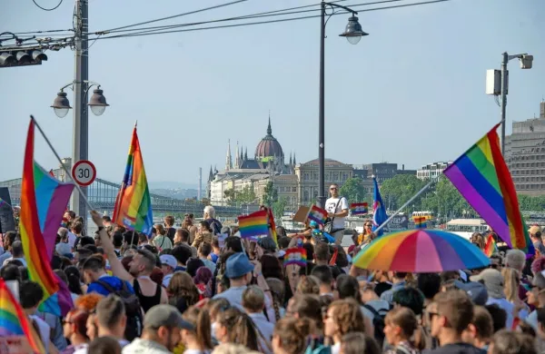   Na Madžarskem so pravice LGBTIQ+ skupnosti vse bolj ogrožene, zato bo podelitev nagrad MTV v Budimpešti svojevrsten izraz solidarnosti. 