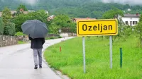 

Tožilstvo trdi, da je Julijana B. zaradi maščevanja pred dobrimi tremi leti skušala domačinki pred hišo v Ozeljanu z nožem vzeti življenje.