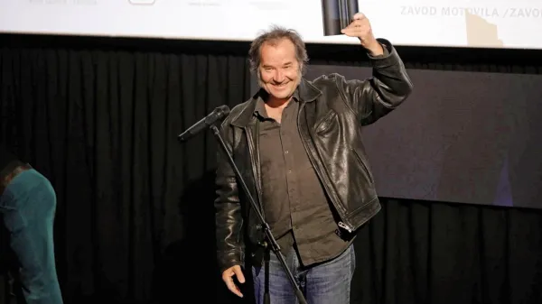 Peter Zeitlinger se je v goriškem Kinemaxu veseli nagrade Darka 
Bratine

