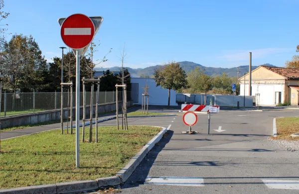 Gradbeni inšpektor je prepovedal uporabo parkirišča pri novi 
poslovilni vežici, dokler občina ne dobi ustreznih dovoljenj. 
