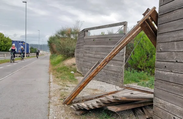 S polomljenih desk na uničenih vratih štrlijo zarjaveli žeblji, ki 
predstavljajo svojevrstno nevarnost za mimoidoče in kolesarje. 