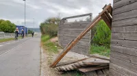 S polomljenih desk na uničenih vratih štrlijo zarjaveli žeblji, ki 
predstavljajo svojevrstno nevarnost za mimoidoče in kolesarje. 