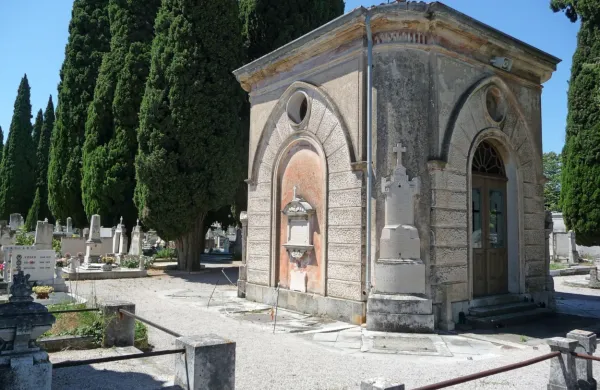 Še letos naj bi začeli z obnovo  posedajočih se temeljev kapelice in  
tlakovcev okrog nje, ki  so odstopali že pred petimi leti.   