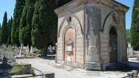 Še letos naj bi začeli z obnovo  posedajočih se temeljev kapelice in  
tlakovcev okrog nje, ki  so odstopali že pred petimi leti.   