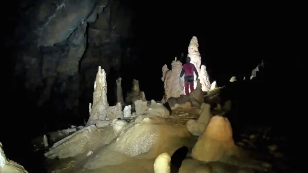  Jama skriva od kakor cevčic tankih stalaktitov in krepkih stalagmitov do skrivnostnih rovov.