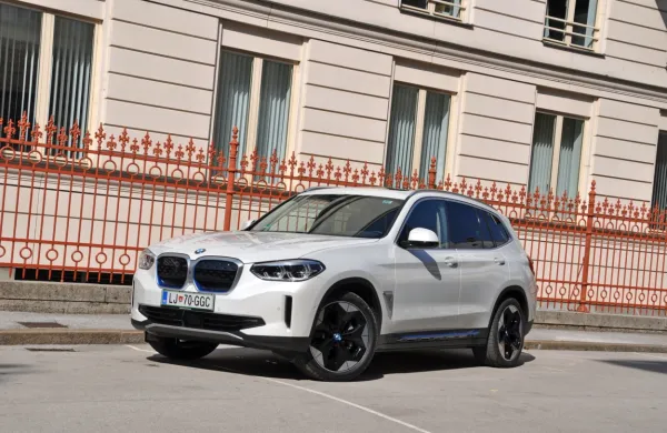 BMW iX3 nas je že na prvi pogled presenetil, saj ima dovolj 
zmogljiv pogon, ustrezno velik doseg in zelo dobre vozne lastnosti.

