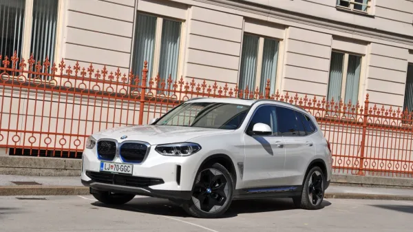 BMW iX3 nas je že na prvi pogled presenetil, saj ima dovolj 
zmogljiv pogon, ustrezno velik doseg in zelo dobre vozne lastnosti.

