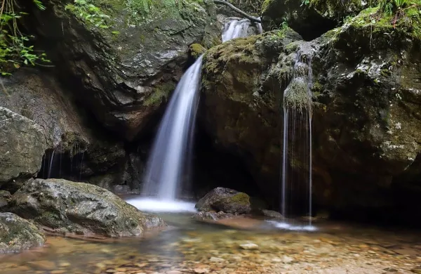 Brvi čez slikovito sotesko Pekel še nekaj časa ne bodo gradili, saj 
še odkupujejo zemljišča. 