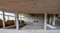 Betonska bazenska školjka ogrevalnega bazena je sicer zgrajena, a manjka celotna finalizacija notranjosti in povezava z olimpijskim bazenom.