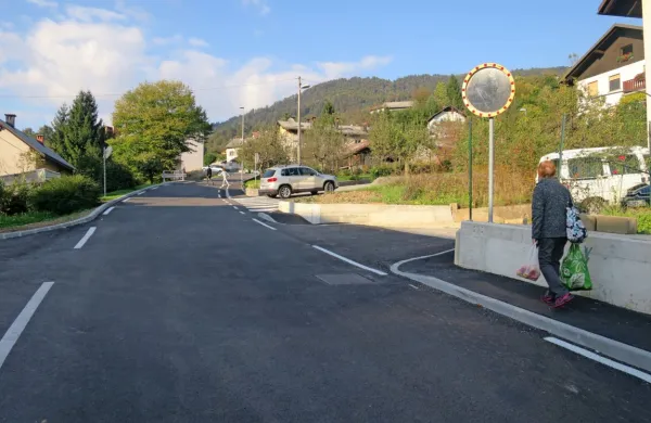 Na nedavno obnovljeno Triglavsko ulico so položili manj asfalta  in 
slabše kakovosti od dogovorjenega, zato si občina z reklamacijo 
prizadeva, da bi ga nadomestili.