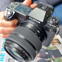 Srednji format Fujifilm GFX 50SII v naših rokah ni nič večji od DSLR aparatov, 
medtem ko je njegovo tipalo kar  1,7-krat večje od najbolj razširjenih.   