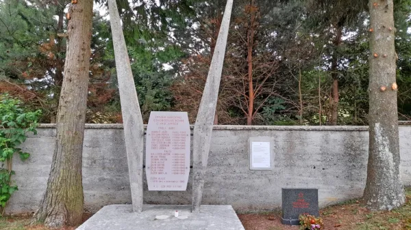 Na desni je ob spomeniku padlim partizanom na pokopališču na 
Jurščah še grob neznanega partizana.
