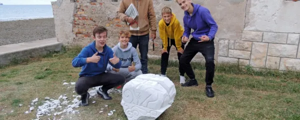 Na kiparski delavnici so mladi ustvarili svoj izdelek.