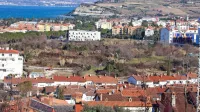 Zemljišče, ki je naprodaj, je na območju nekdanjega kamnoloma, 
med Livadami in Jagodjem. Fotografija je nastala  pred kakšnim 
letom.   