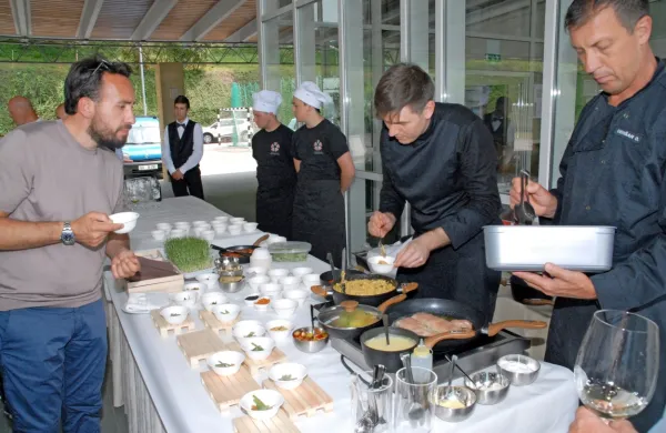 Biotehniška šola se povezuje s turističnimi ponudniki, med drugim 
je tudi  partner  kulinaričnih srečanj, poimenovanih Glocal Gourmet v Hitovi Perli. 