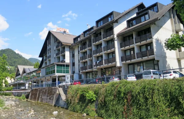 V Hotelu Cerkno že ves oktober poteka predprodaja smučarskih 
vozovnic, a so kupci še zelo previdni.