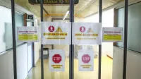 V bolnišnicah zaposleni udi na Primorskem  opozarjajo, da je 
število covidnih postelj omejeno že zato, ker je omejeno število 
zdravnikov in medicinskih sester, ki lahko zanje skrbijo. Zato vse 
pozivajo k spoštovanju varnostnih ukrepov.   