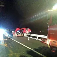 





Trčenje je bilo tako silovito, da je rdeči renault megan z zadnjim 
delom končal na ograji.