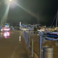 Povi&scaron;ano plimovanje morja v Piranu za zdaj brez huj&scaron;ih posledic, sirena tudi v Izoli