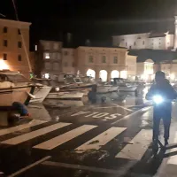 Povi&scaron;ano plimovanje morja v Piranu za zdaj brez huj&scaron;ih posledic, sirena tudi v Izoli