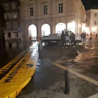 Povi&scaron;ano plimovanje morja v Piranu za zdaj brez huj&scaron;ih posledic, sirena tudi v Izoli