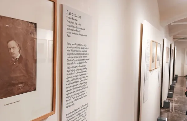 Začetnik moderne poezije, “prekleti pesnik” Charles Baudelaire, žanje posebno pozornost tako v Nadarjevem opusu kakor  na razstavi. 