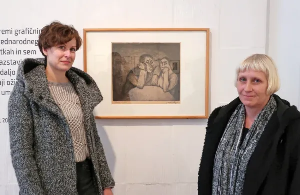 Kustosinji Kaja Rosa in Tanja Cigoj ob jedkanici Preprosta ljubezen iz leta 1921, ki jo je skupaj še z dvema  
grafikama leta  1924 na Beneškem bienalu razstavil kot prvi Slovenec.