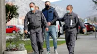 

Višji sodniki so odločili, da mora Jasmin Suljić (v sredini) zaradi 
uboja Bovčana v zaporu preživeti 13 let.