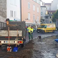 Po jutranjem je znova pričakovati tudi večerno razlivanje morja
