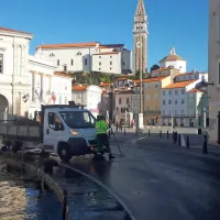 Po jutranjem je znova pričakovati tudi večerno razlivanje morja