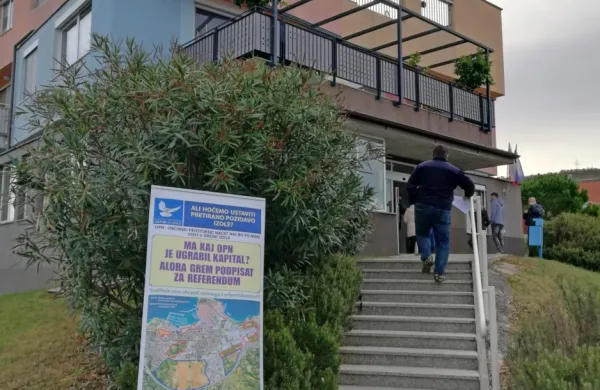 Civilna iniciativa na javnih površinah pred upravno enoto ni najela stojnice, na svoja prizadevanja  opozarja 
s panojem.