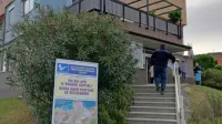 Civilna iniciativa na javnih površinah pred upravno enoto ni najela stojnice, na svoja prizadevanja  opozarja 
s panojem.