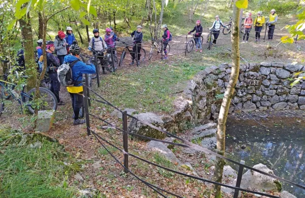 Čezmejna kolesarska tura vodi kolesarje tudi mimo kala, vrtač, 
suhozidov in drugih kraških značilnosti.