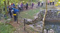 Čezmejna kolesarska tura vodi kolesarje tudi mimo kala, vrtač, 
suhozidov in drugih kraških značilnosti.