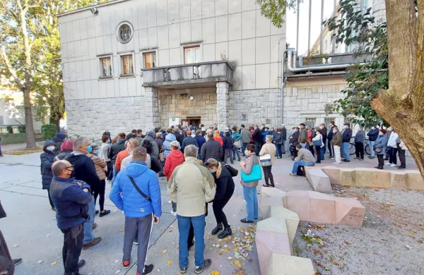 Tudi v Novi Gorici se je več ur vrstila vrsta za nenapovedano 
cepljenje, večinoma s tretjim odmerkom. 