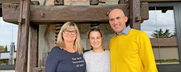 Po uspešnem zagovoru in potrditvi naziva Vinska kraljica slovenske Istre je bil za Niko Glavina (v sredini) čas za fotografiranje 
s komisijo, levo je Ingrid Mahnič, desno pa Boštjan Zidar, potem pa 
je že sledil obisk pri šivilji, da bo svečana obleka nared za 
kronanje, ki bo na Martinovo. 
