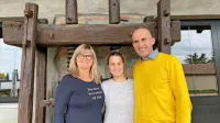 Po uspešnem zagovoru in potrditvi naziva Vinska kraljica slovenske Istre je bil za Niko Glavina (v sredini) čas za fotografiranje 
s komisijo, levo je Ingrid Mahnič, desno pa Boštjan Zidar, potem pa 
je že sledil obisk pri šivilji, da bo svečana obleka nared za 
kronanje, ki bo na Martinovo. 