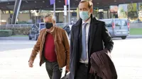 Boško Šrot (levo) in njegov odvetnik Uroš Pogačnik sta včeraj prišla na sodišče, kjer pa so narok zaradi slabih epidemioloških razmer odpovedali.